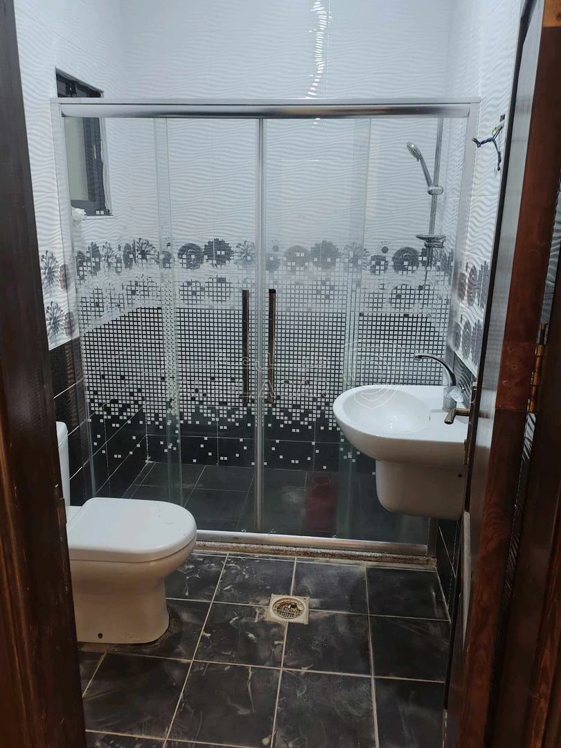 شقة في مادبا حنينا شرق مسجد المسيح وصالة الزينات  - 55,000 دأ - صورة 1