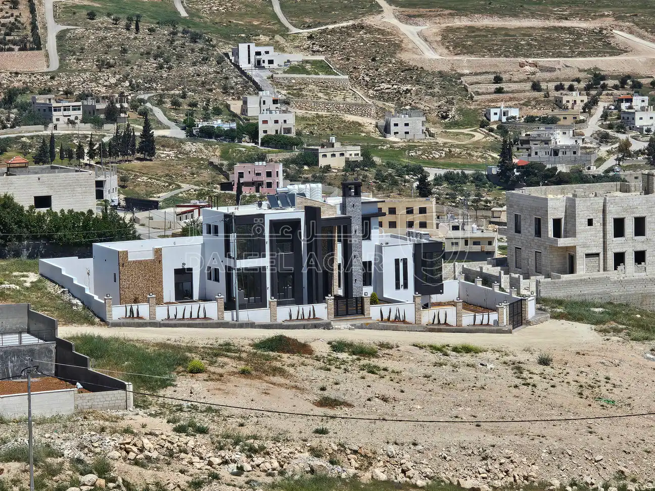 أرض في أرض سكنية مطلة في أم رمانة - 900 م عن شارع الأردن  - 72,000 دأ - صورة 1