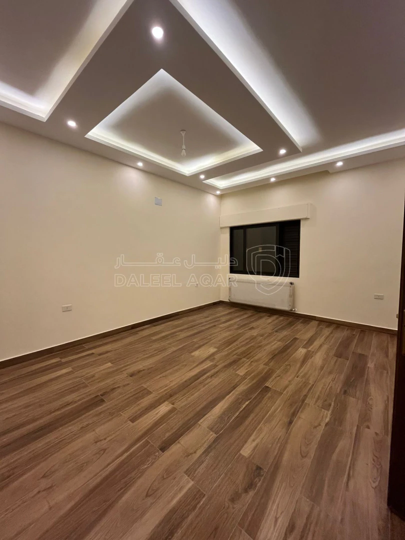 شقة في ارضيه لقطة  في مرج الحمام قرب دوار الاتصالات  - 94,000 دأ - صورة 1