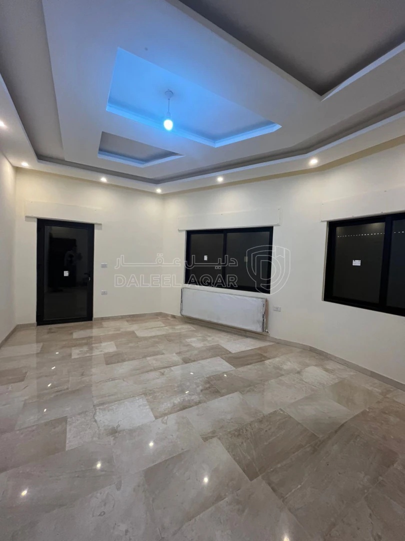 شقة في ارضيه لقطة  في مرج الحمام قرب دوار الاتصالات  - 94,000 دأ - صورة 1