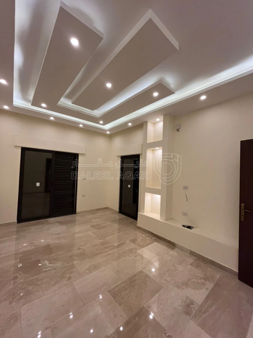 شقة في ارضيه لقطة  في مرج الحمام قرب دوار الاتصالات  - 94,000 دأ - صورة 1