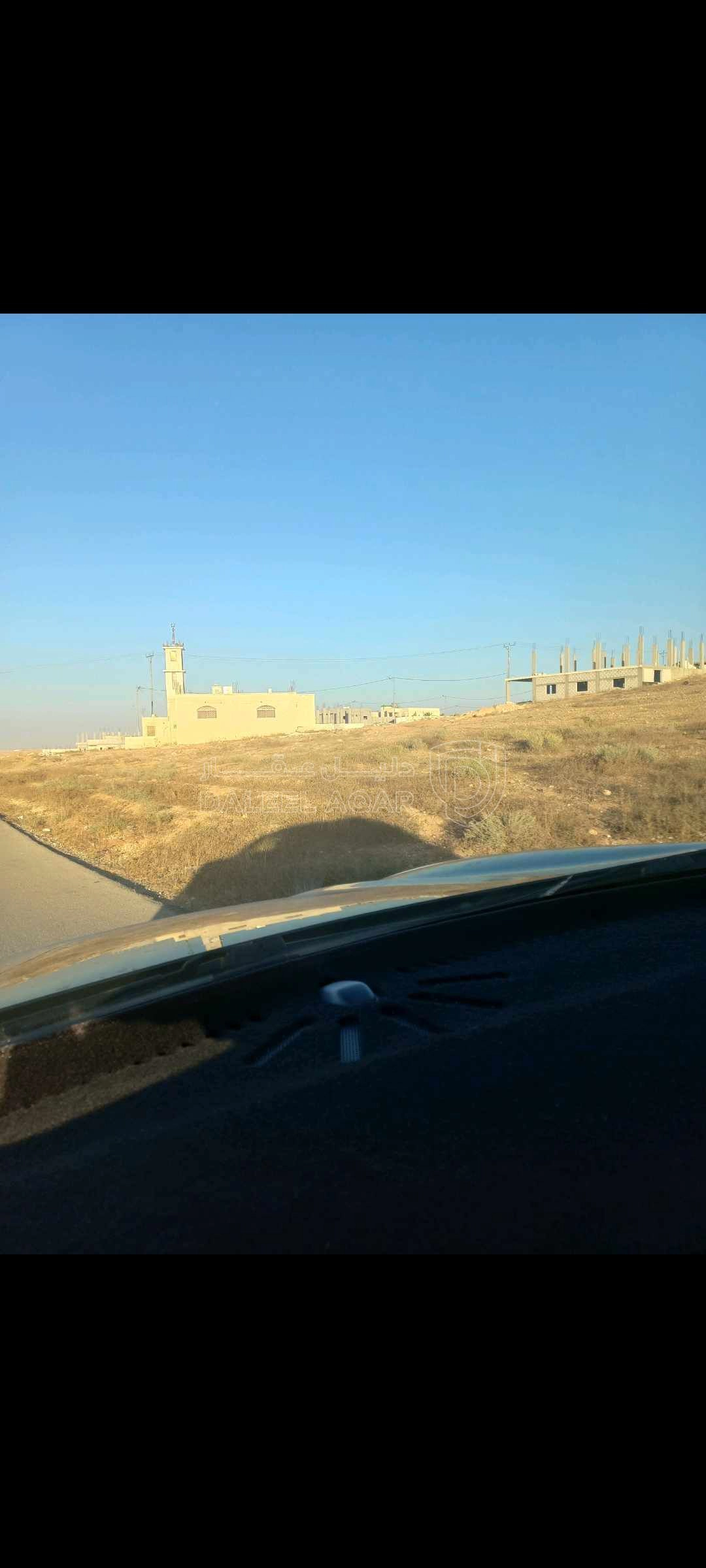 أرض في منشية بني حسن خلف مدرسة البنات الثانوية  - 13,000 دأ - صورة 1