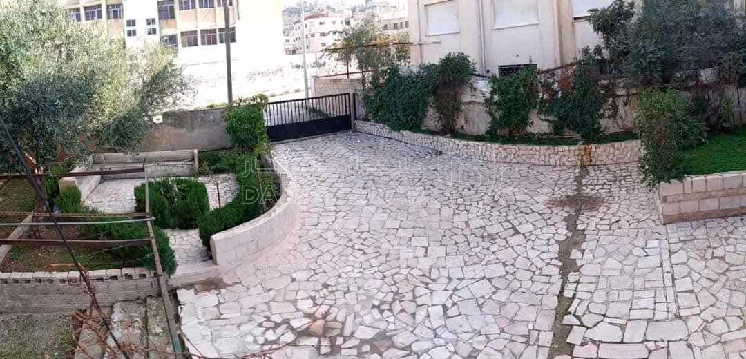 فيلا/منزل في خلف مدارس عين الباشا للبنات - 160,000 دأ - صورة 1