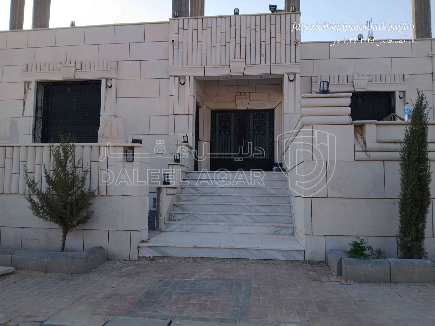 فيلا/منزل في اتستراد الزرقاء المفرق بين جامعه الزرقاء الخاصه والجامعه الهاشميه   - 130,000 دأ - صورة 1
