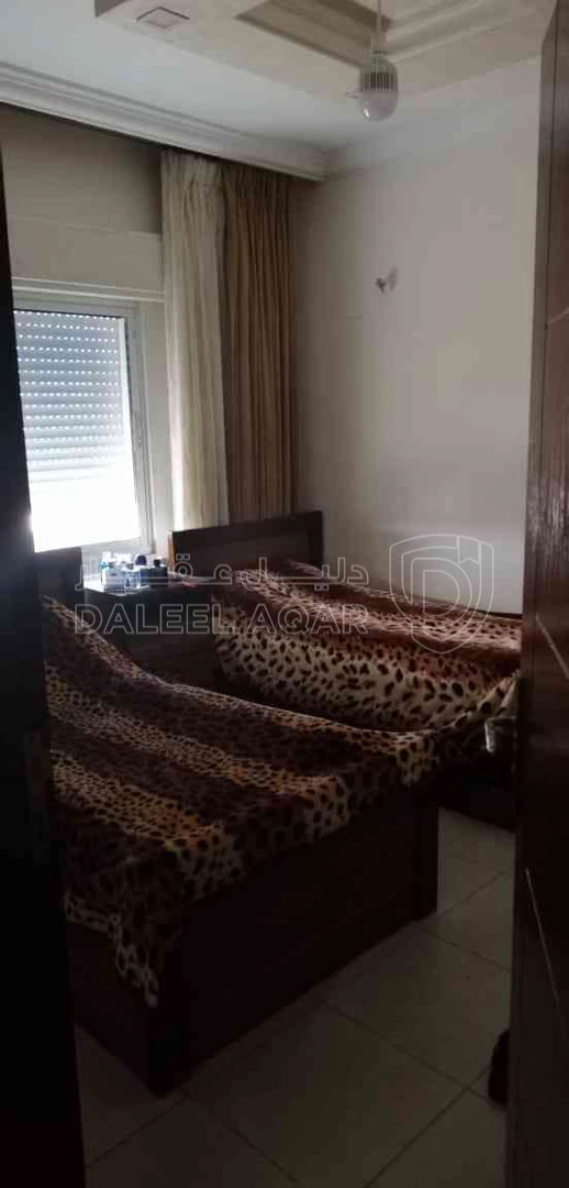شقة في شقه مع رووف طريق المطار حي الصحابة  - 125,000 دأ - صورة 1