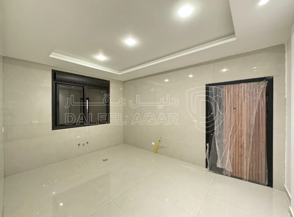 شقة في مقابل جامعة البتراء، قرب مديرية الأمن العام - 91,000 دأ - صورة 1