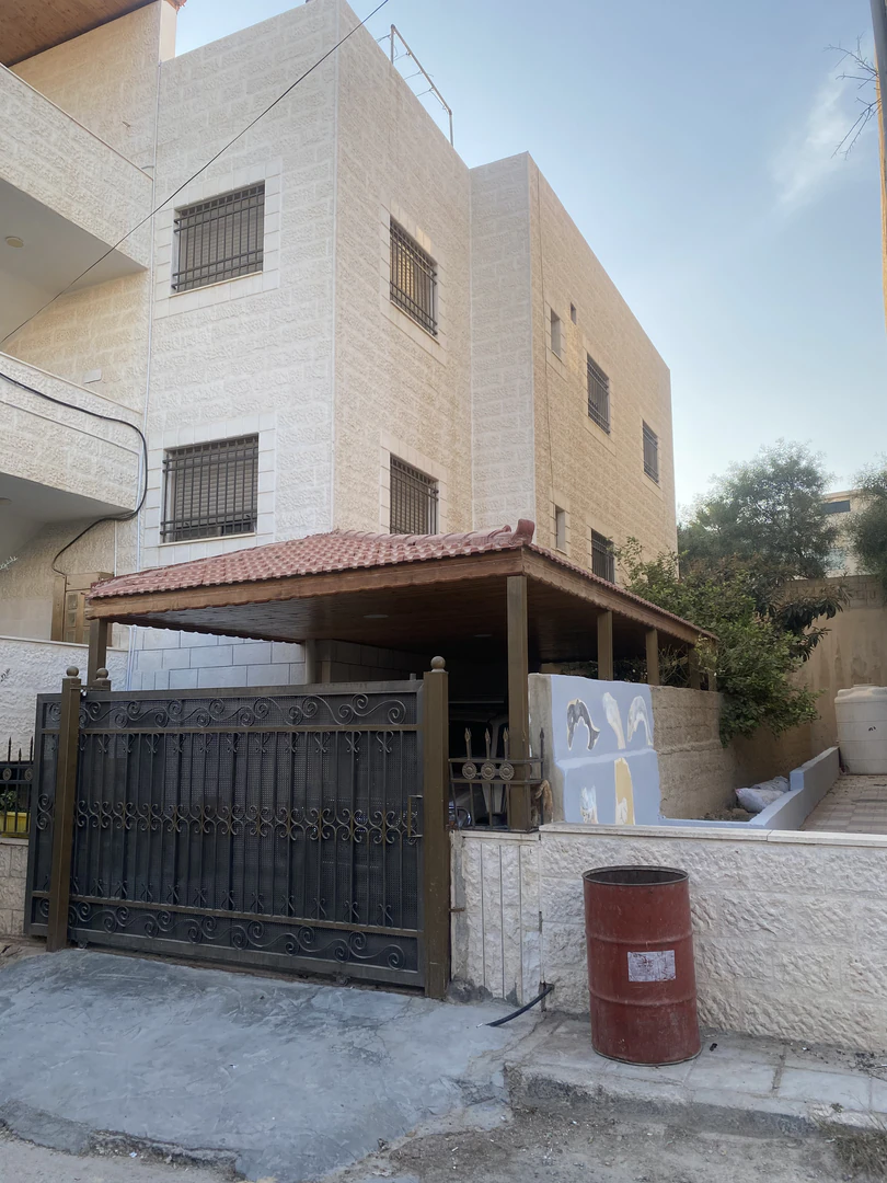 مبنى في الكرك الثنيه منطقه الصبيحات بجانب مستشفى الأمير علي العسكري - 270,000 دأ - صورة 1