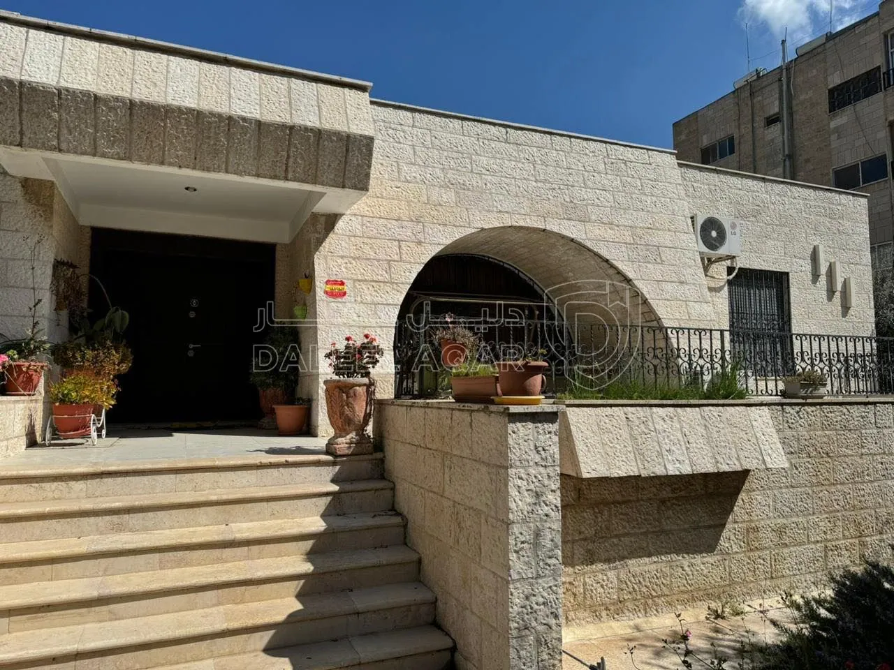 مبنى في اربد - قرب مجمع عمان الجديد وسوبر ماركت MK - 280,000 دأ - صورة 1