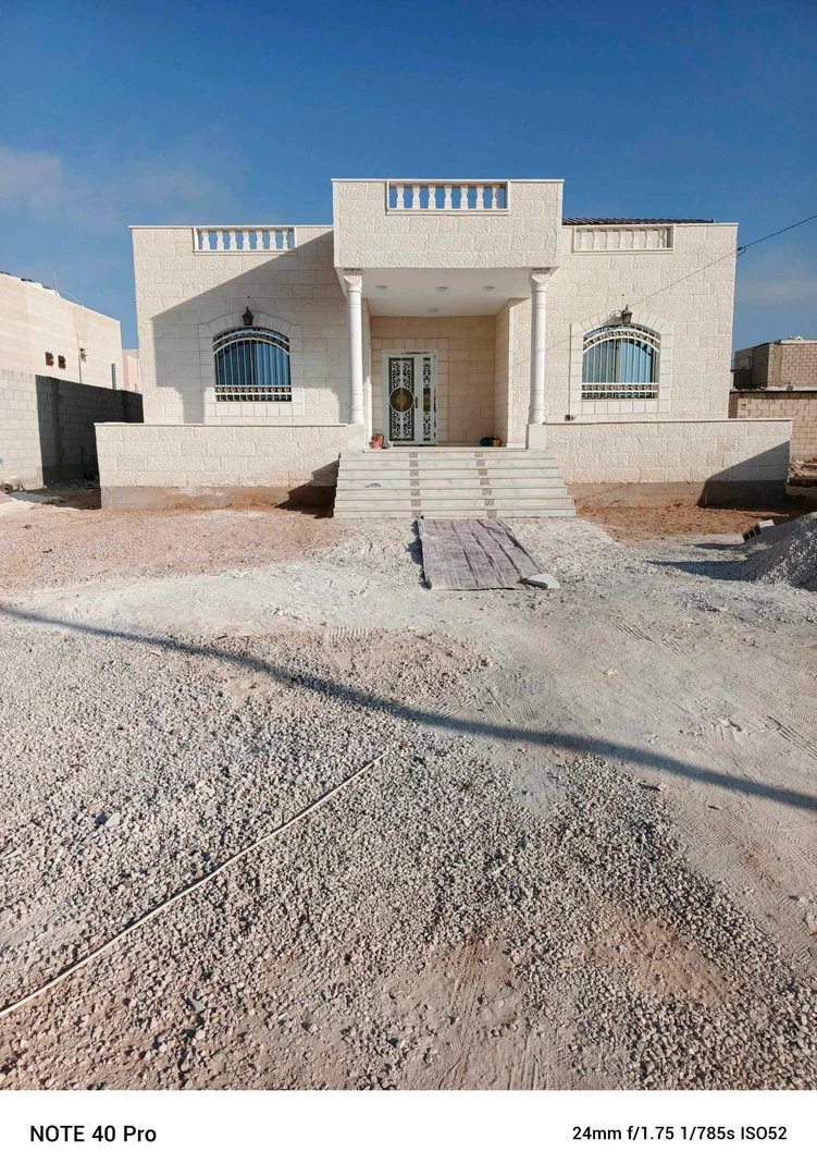 مبنى في المفرق قرب مدرسة جعفر الطيار - 65,000 دأ - صورة 1