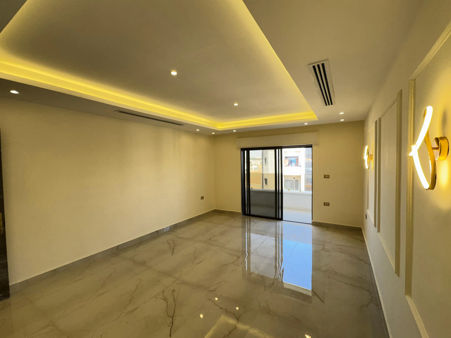 شقة في موقع مميز في منطقة قريبة من الأسواق وشارع المطار - 112,000 دأ - صورة 1