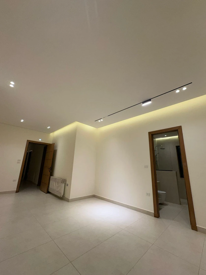 شقة في قرب اشارات حي الصحابه - 118,000 دأ - صورة 1