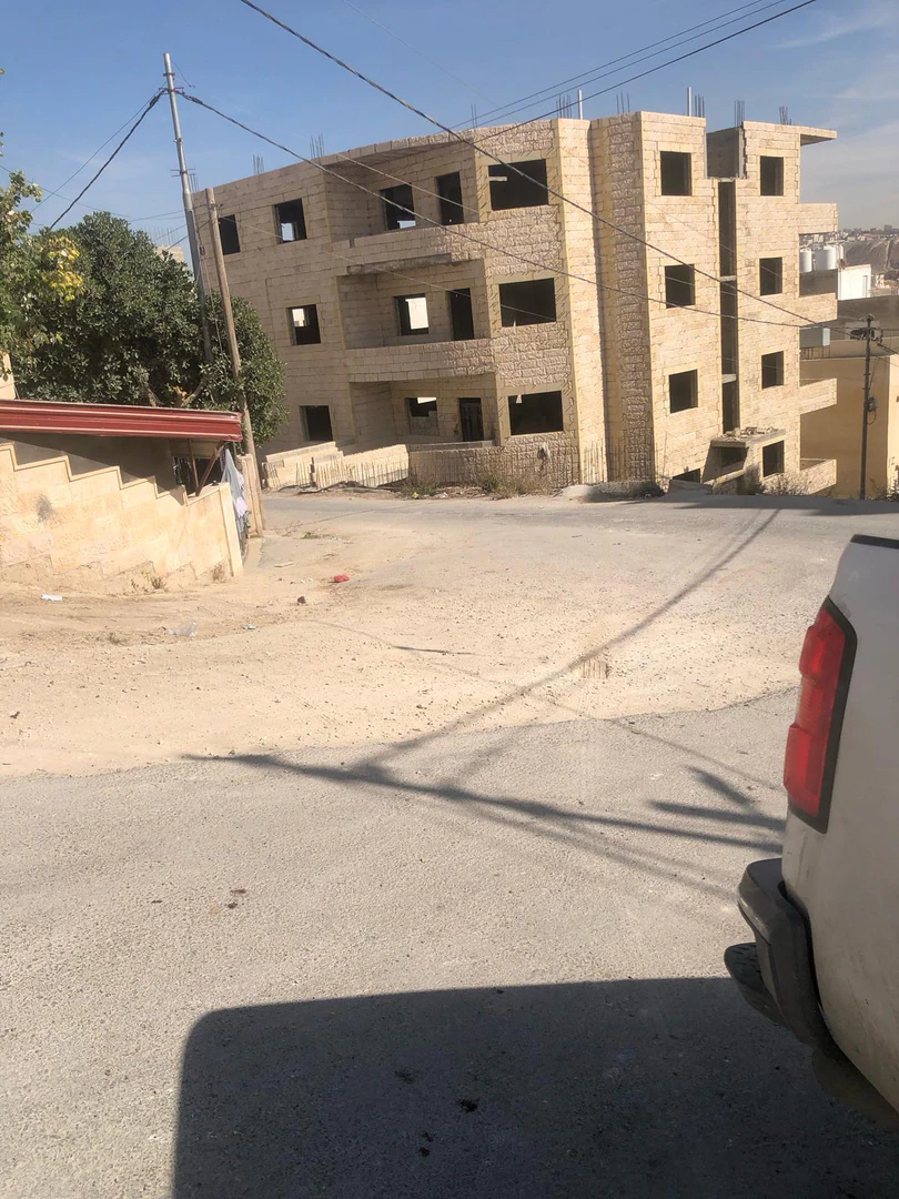 مبنى في عماره بحاجة للتشطيب بسعر جدا منخفض - 170,000 دأ - صورة 1
