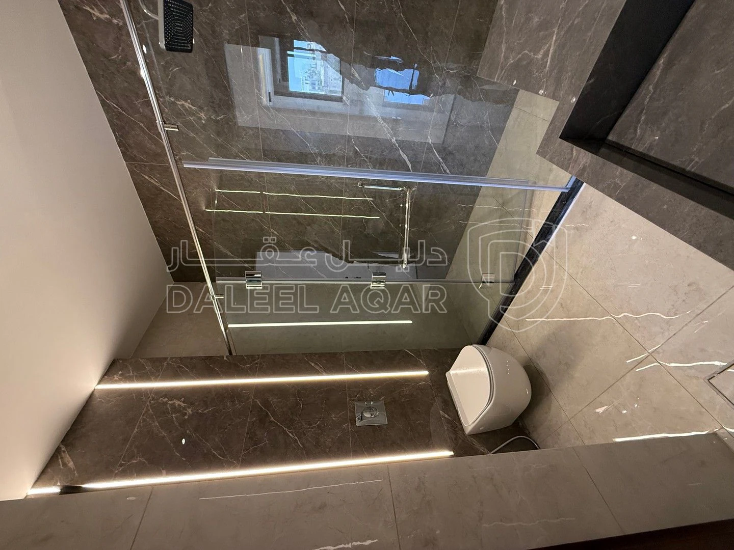شقة في طريق المطار - شارع الخدمات  - 225,000 دأ - صورة 1