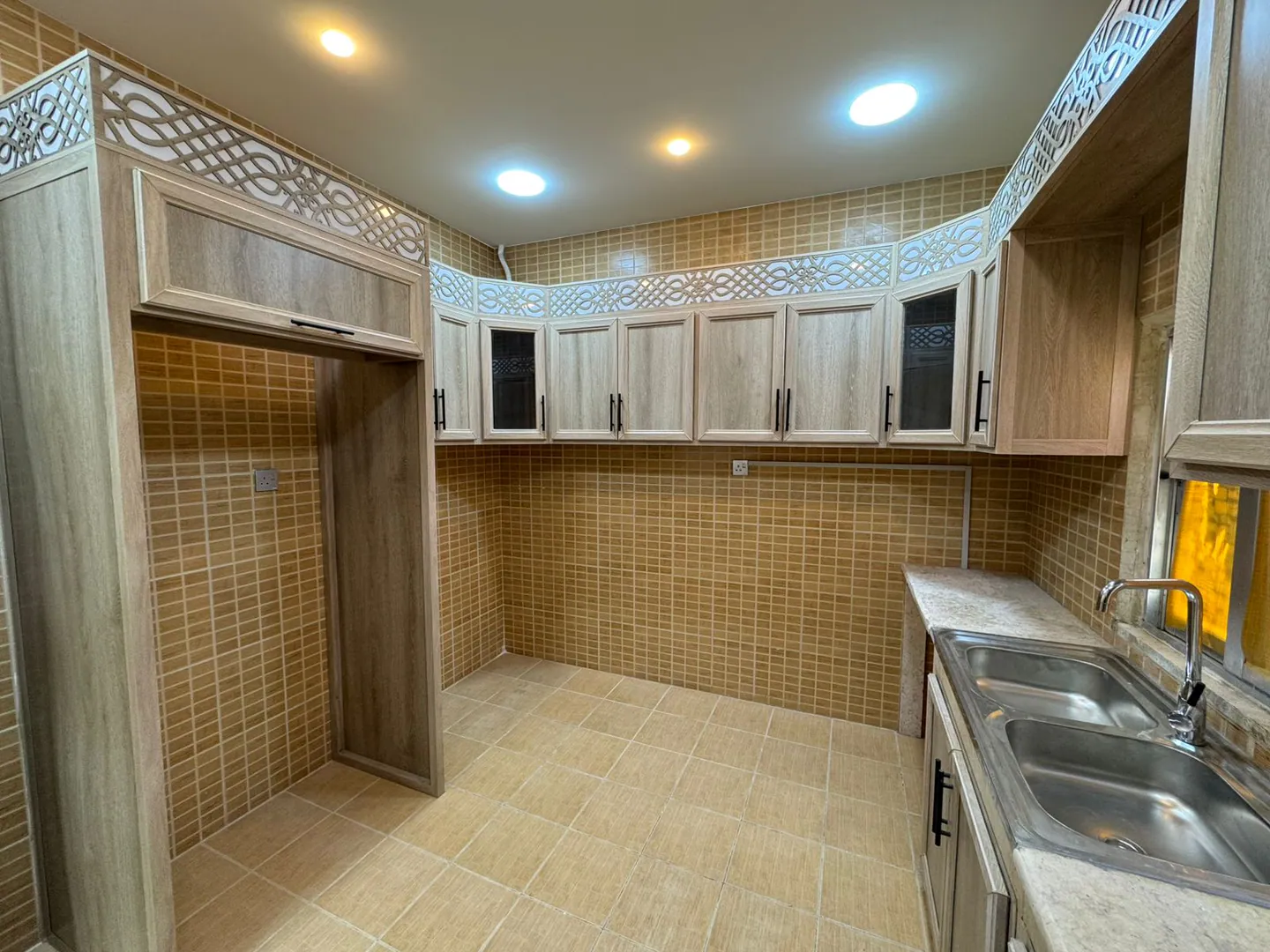 شقة في في المنطقة السكنية الثامنة (شرقي) - 37,000 دأ - صورة 1