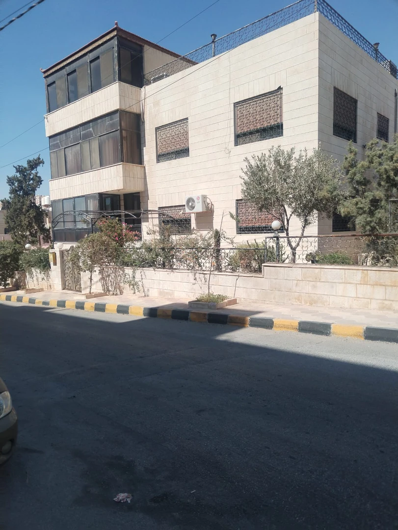 فيلا/منزل في فيلا للبيع مميزة  - 300,000 دأ - صورة 1