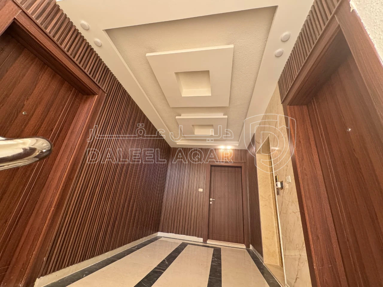 شقة في خلف الجامعة الاردنية  - 105,000 دأ - صورة 1
