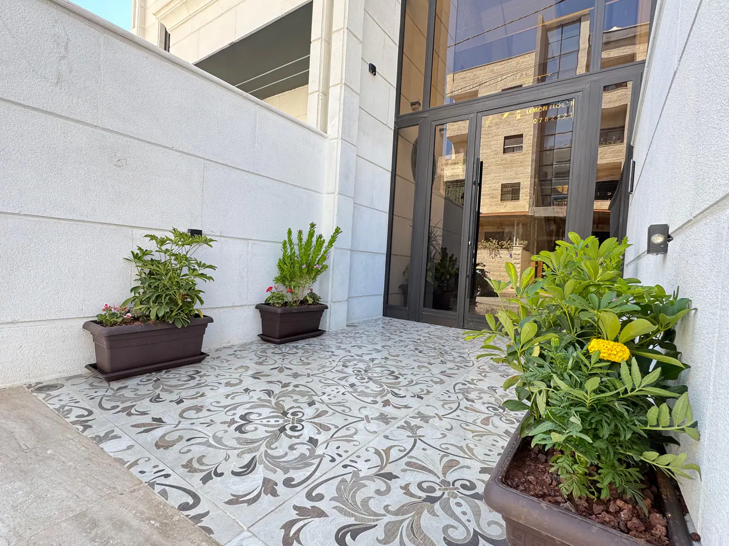 شقة في موقع مميز في منطقة قريبة من الأسواق وشارع المطار - 112,000 دأ - صورة 1