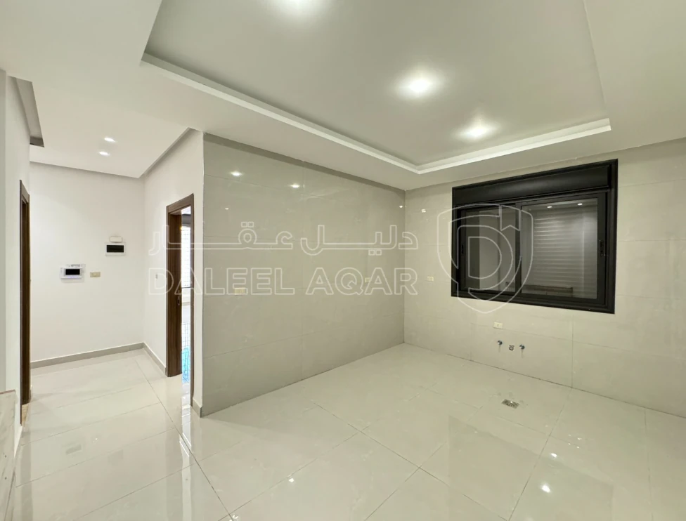 شقة في مقابل جامعة البتراء، قرب مديرية الأمن العام - 91,000 دأ - صورة 1