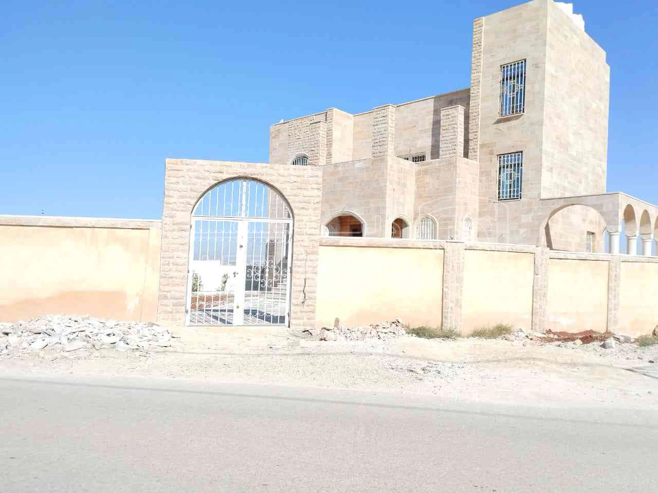 فيلا/منزل في عمان القسطل قبل جسر المطار قريبه من فلل الاندلسيه - 320,000 دأ - صورة 1