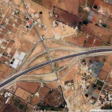 أرض في للبيع ارض في الطنيب على شارع ممر عمان التنموي - 89,999 دأ - صورة 1