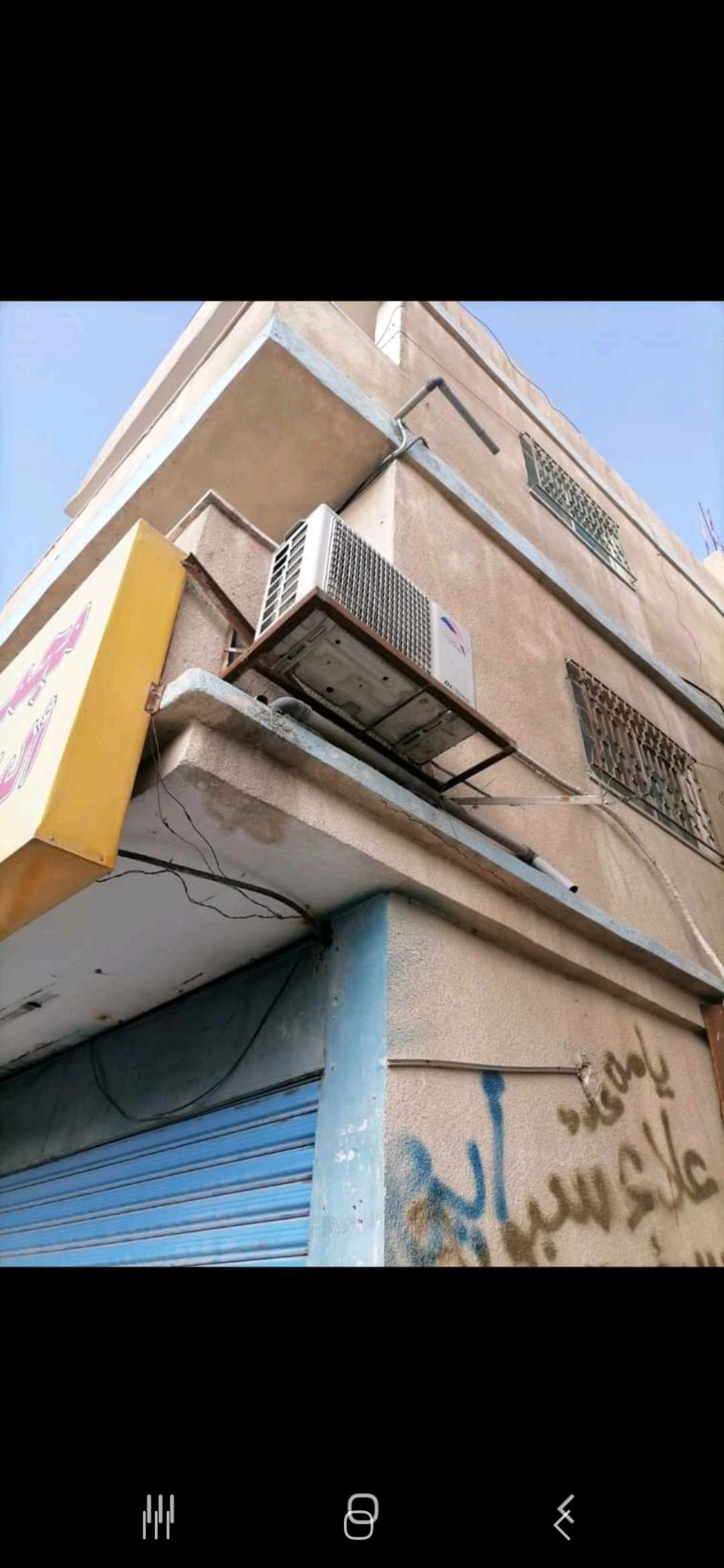 مبنى في عمارتين للبيع على قطع ارض واحده في جبل الامير حسن / الزرقاء *العماره الاولى* شقتين طابقيتين و تسويه  (كل العماره عباره عن شقتين و تساوي)مساحه الشقه الواحده ٢١٠ متر الشقه الاولى مع كراج و مساحه خارجيه تتجاوز ١٠٠ متر جزء منها مزروع و يوجد في العماره بئر ماء ارضي اربع متر  و كراج سياره*العماره الثانية* شقتين طابقيتين مساحه كل شقه ١٠٠ متر و الطابق الأول مخزنين تجاريينجميع الشقق و المخازن مؤجره بدخل شهري ٦٢٠ دينار - 80,000 دأ - صورة 1