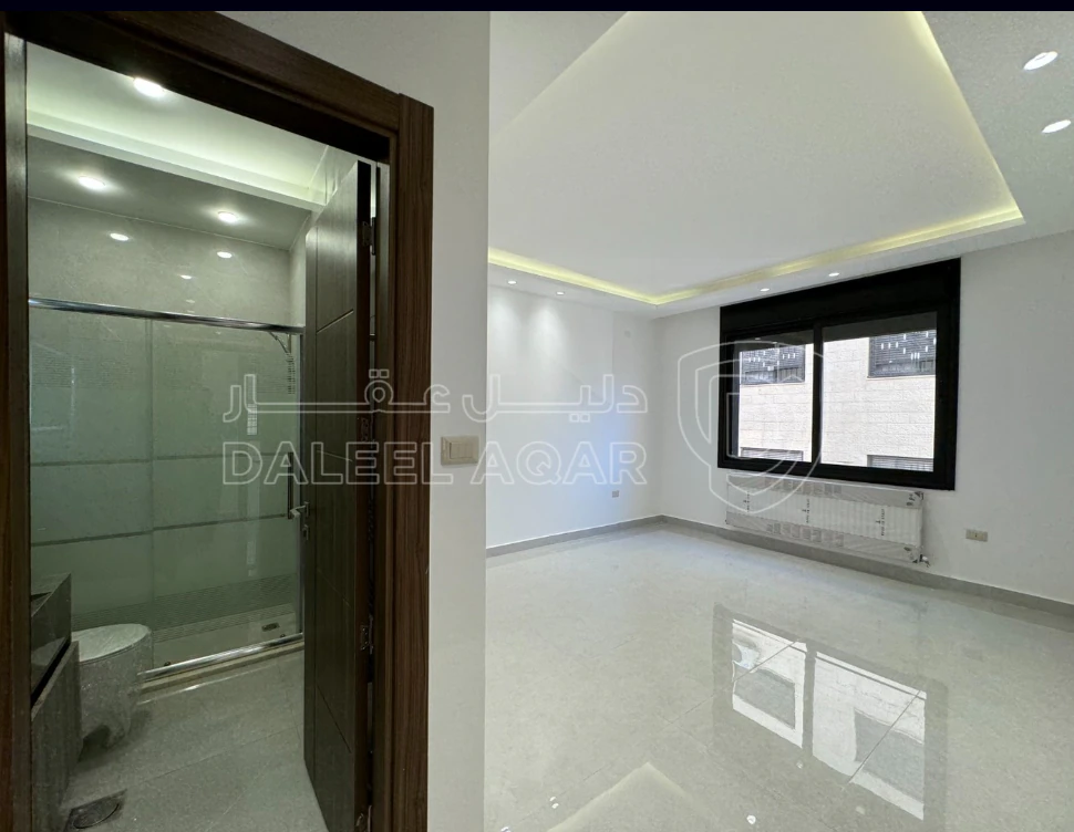 شقة في مقابل جامعة البتراء، قرب مديرية الأمن العام - 91,000 دأ - صورة 1