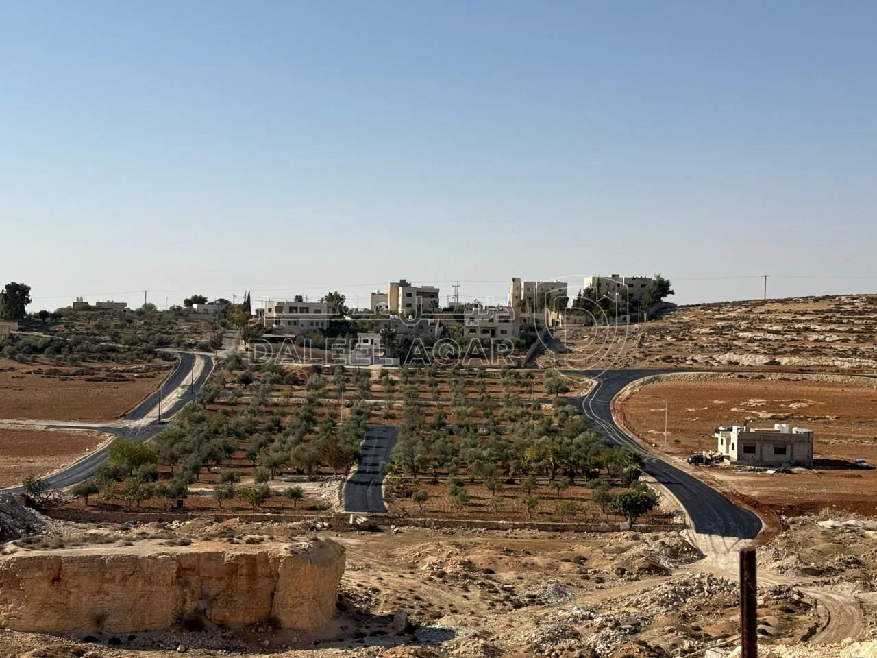 أرض في قطع أراضي على شارعين أو 3 شوارع بقرب بلدية حسبان - 62,000 دأ - صورة 1