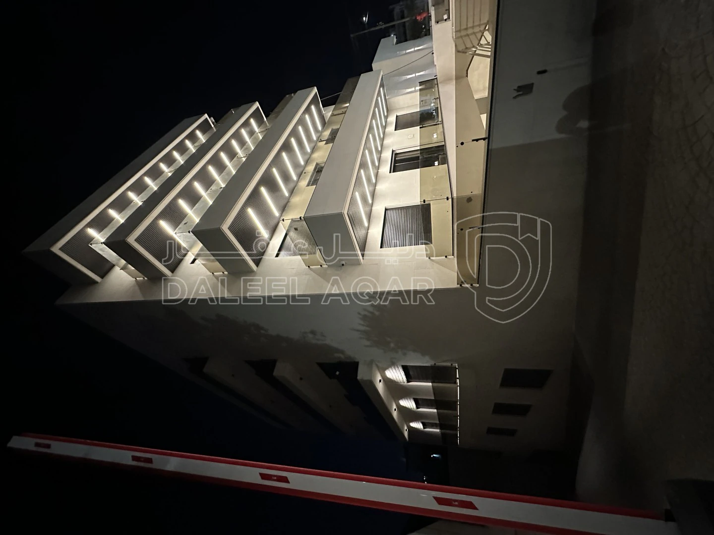 شقة في شقة للبيع في ام اذينة - 350,000 دأ - صورة 1