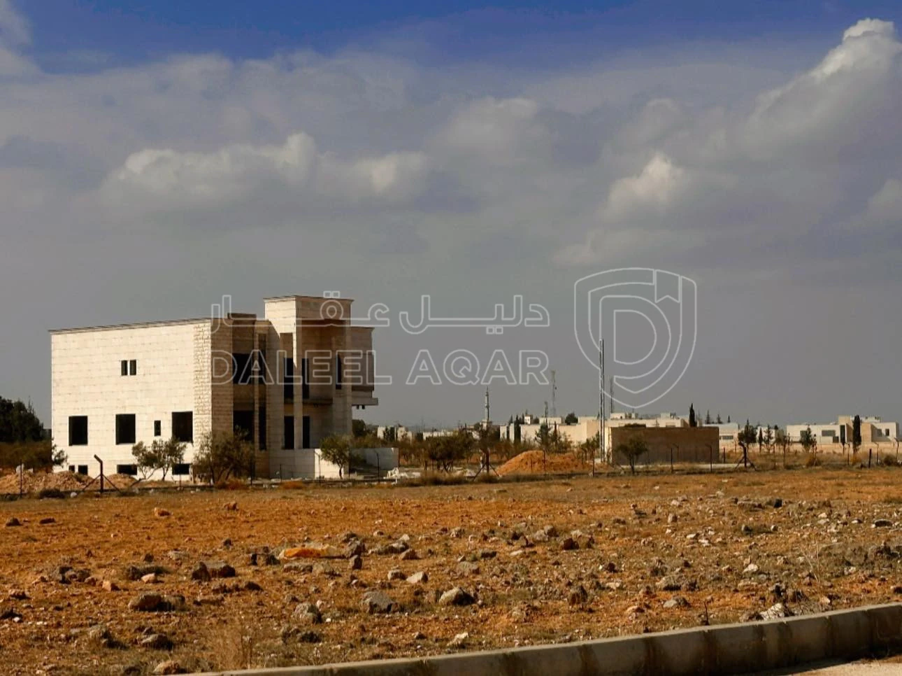 أرض في القسطل حوض 8 داخل كمباوند روابي المطار  - 55,000 دأ - صورة 1