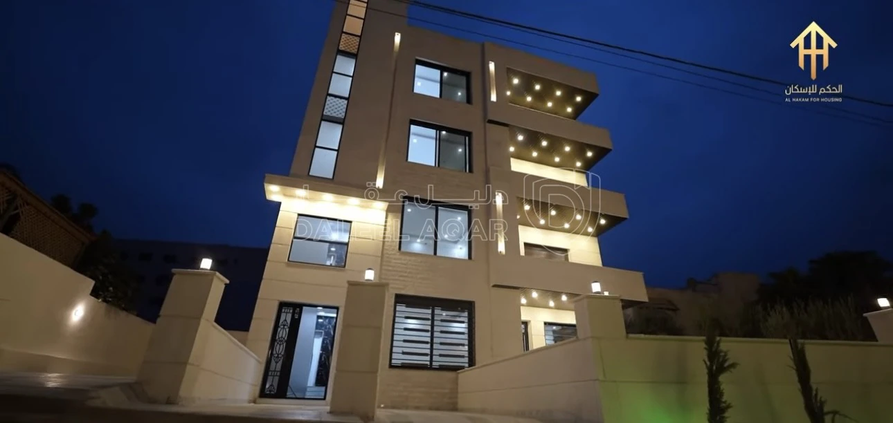شقة في ‏ALHAKAM HOUSING كاش او أقساط من المالكمشروع مادبا حي الرشاد ((بالقرب من مسجد عيسى أبن مريم))( شقق طابقيه مساحة (174)📌لدينا فريق كامل مجهز في اي وقت للجولات الميدانية وتزويدكم في ادق التفاصيل للمشروع (المشروع جاهزة للتسليم) 🏘️🏘️🏙️ شركتنا مختصة باختيار المواقع الاستراتيجية وفي أرقى المناطق) ________🏘️ مواصفات الشقق بمواصفات ڤلل💯تشطيبات سوبر ديلوكس❇️ مساحة الشقه الاولى 174+220 مساحات خارجيه ❇️ مساحة الشقق (174)م وتتكون من : ✔️ 2 غرف نوم اطفال  ✔️ غرفة ماستر ✔️ 3حمامات ✔️ صالون مع بلكونه✔️ مطبخ مع بلكونه✔️ غرفة ضيوف مع بلكونه 📌مواصفـات الشقة :-🔹المنيوم مقطع خاص Spacer 16m زجاج Double Glaze عازل للحرارة والصوت .🔹اباجورات المنيوم كهرباء معزولة Foam .🔹 بورسلان إسباني نخب أول .🔹 أطقم حمامات معلقة Vetra .🔹 مغاسل كاونتر مع خزائن Laminate .🔹 بطاريات Roca إسباني .🔹 نظام Shower Jet مع قاطع سيكوريت واكسسوارات Stainless steel .🔹 أسقف جبسبمورد مع ديكورات مودرن مميزة لكامل الشقة .🔹انارة Spot light Linear light لكامل الشقة .🔹أبواب قشرة جوز دهان ايطالي .🔹باب رئيسي أمان متعدد الاقفال .🔹دهانات ديكورية للمداخل ودهانات Dulux لداخل الشقة .🔹انتركم  .🔹تمديدات انترنت لكل الغرف .🔹تأسيس كامل للمكيفات لكل الغرف ويشمل النحاس والكهرباء والتصريف .🔹نظام ستلايت مركزي📌مواصفات المشروع :-🔸واجهات وبروزات معمارية مميزة حجر رويشد نخب اول قياس 50 سم .🔸ديكورات للمداخل والادراج وواجهات المصاعد .🔸رخام ايطالي للمداخل والادراج والترسات .🔸مصعد ايطالي Stainless Steel .🔸عزل كامل مائي وحراري لجدران المبنى داخلي وخارجي .🔸موقف سيارة مستقل لكل شقة .🔸خزان ماء اضافي لكل شقة .🔸تشطيبات Super Deluxe .🔸اشراف هندسي كامل على كافة مراحل العمل من التأسيس وحتى التشطيب النهائي .✅ خدمة ضمان ما بعد البيع :-جميع الشقق منفذة باعلى المواصفات الفنية ومكفولة لمدة سنةكاملة 💯.للأستفسار :0777979428 - 75,000 دأ - صورة 1