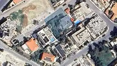 أرض - ارض مساحتها ٨٢٣م معمر عليها ڤيلا طابقين - 800000 دأ