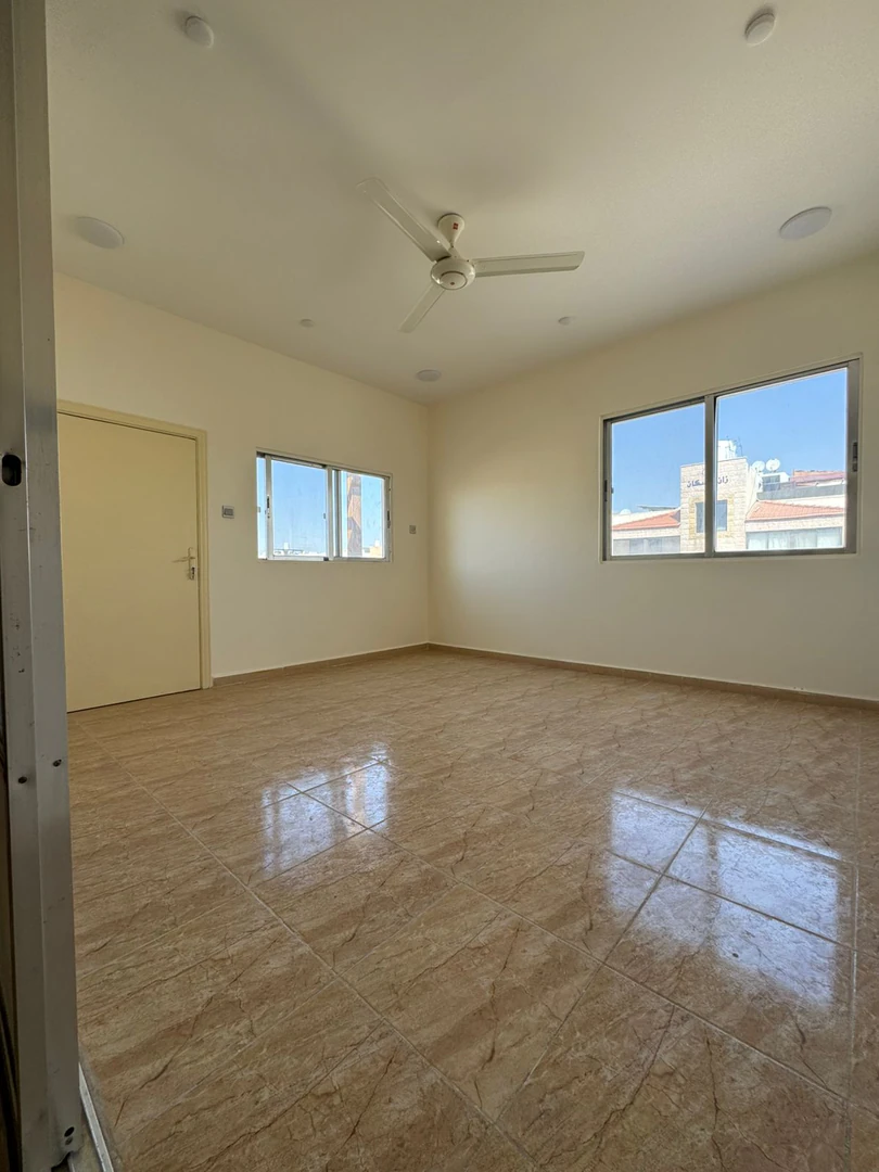 شقة في في المنطقة السكنية الثامنة (شرقي) - 37,000 دأ - صورة 1
