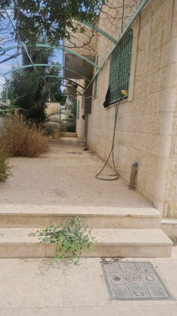 فيلا/منزل في الزرقاء الاتستراد خلف جمعيه عمر بن الخطاب ضريبة الدخل - 150,000 دأ - صورة 1