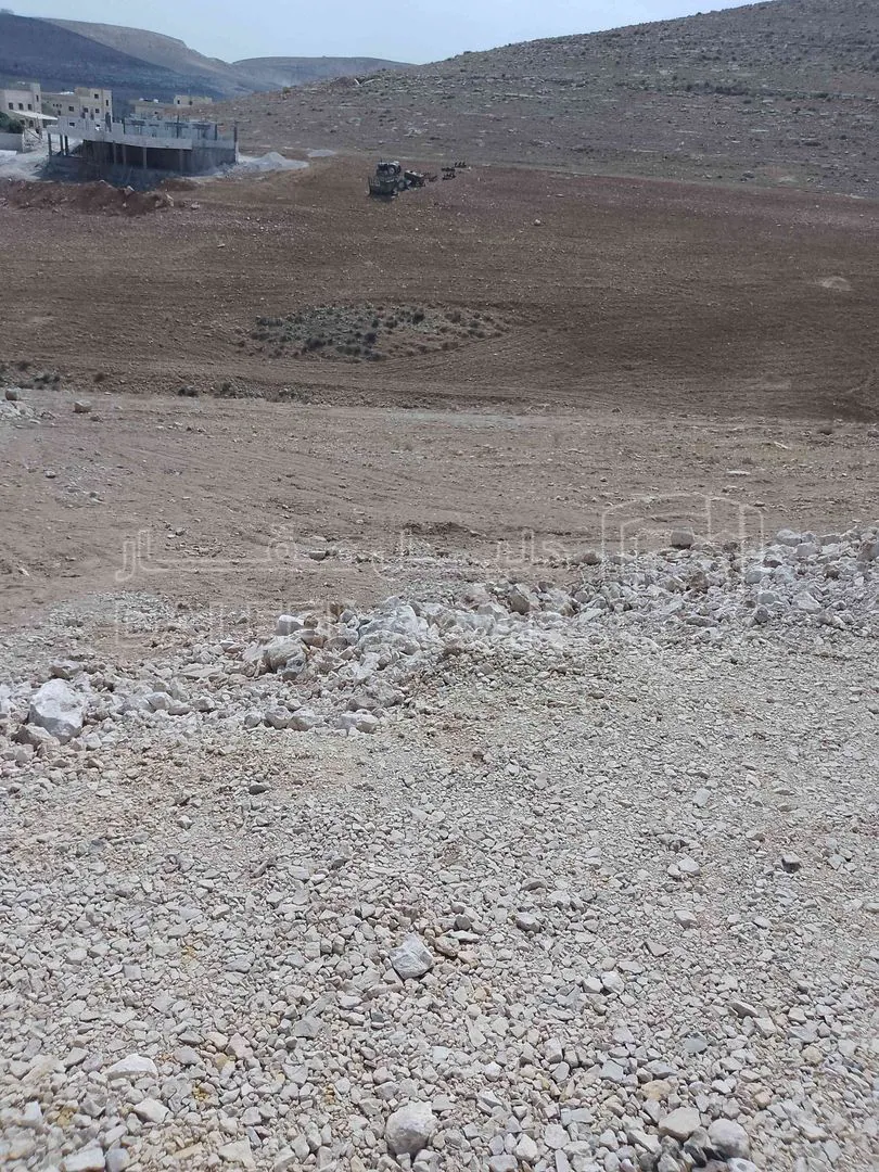 أرض في طريق بيرين تبعد عن مدرسة مرحب الحكومية 700 متر  - 35,000 دأ - صورة 1