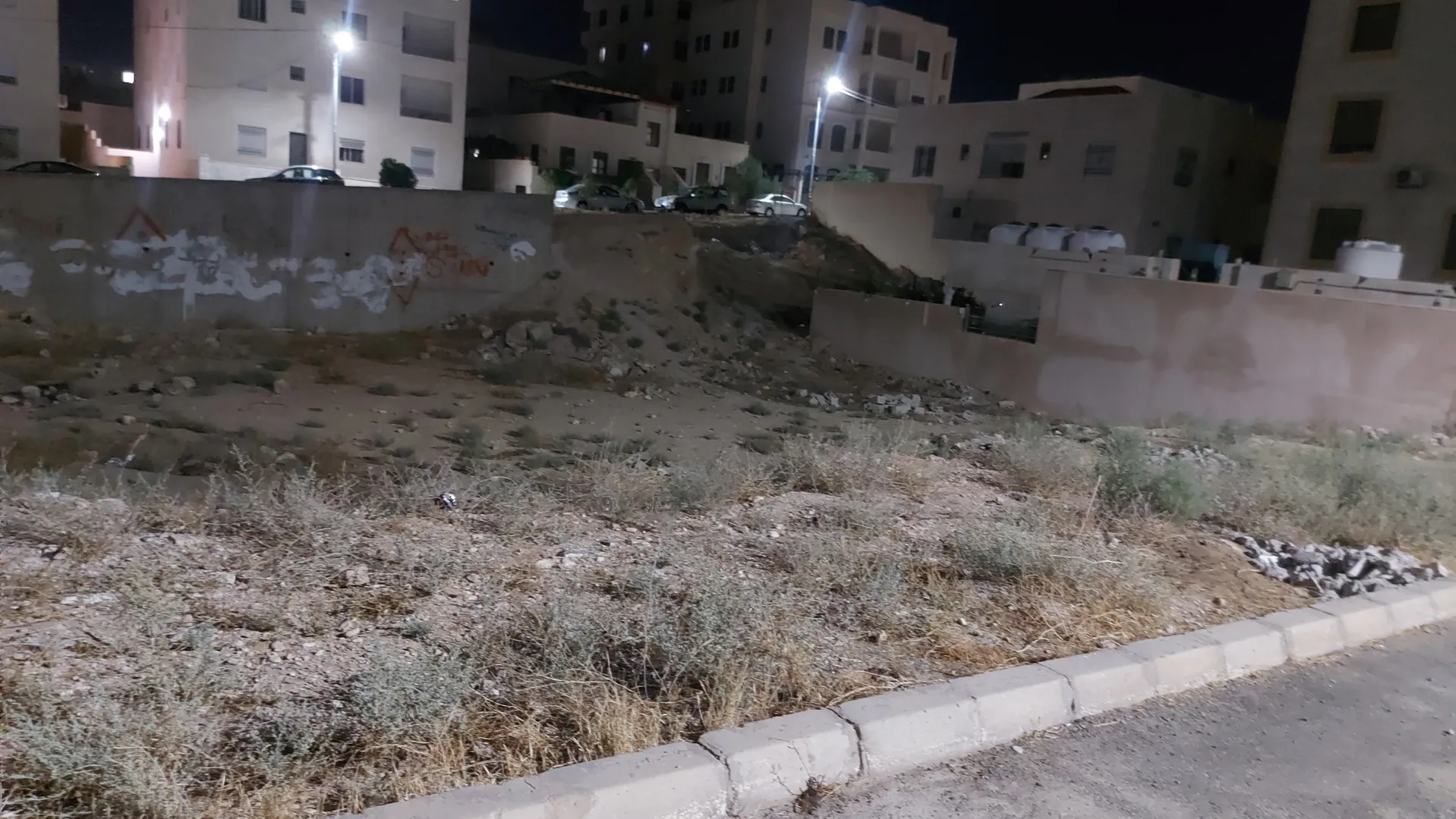 أرض في أرض مميزه للبيع في الزرقاء مدينة الشرق - العبدلية - 50,000 دأ - صورة 1