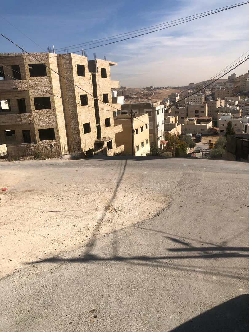 مبنى في عماره بحاجة للتشطيب بسعر جدا منخفض - 170,000 دأ - صورة 1