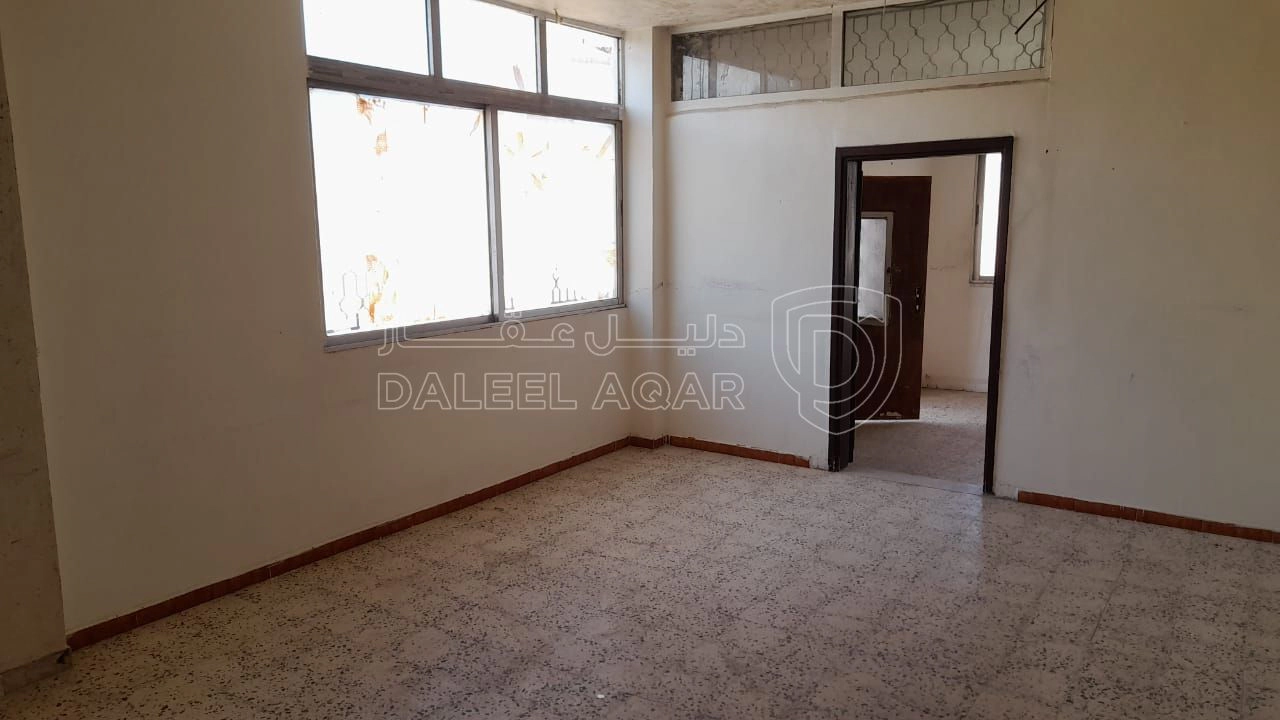 مبنى في الزرقاء - حي شاكر - قرب مدرسة عائشة - 28,000 دأ - صورة 1