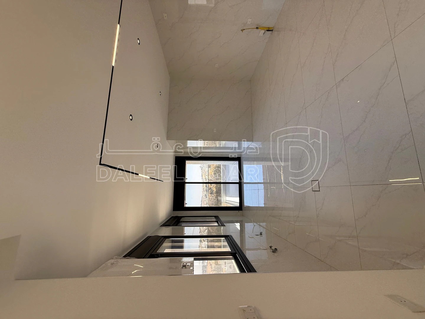 شقة في طريق المطار - شارع الخدمات  - 225,000 دأ - صورة 1