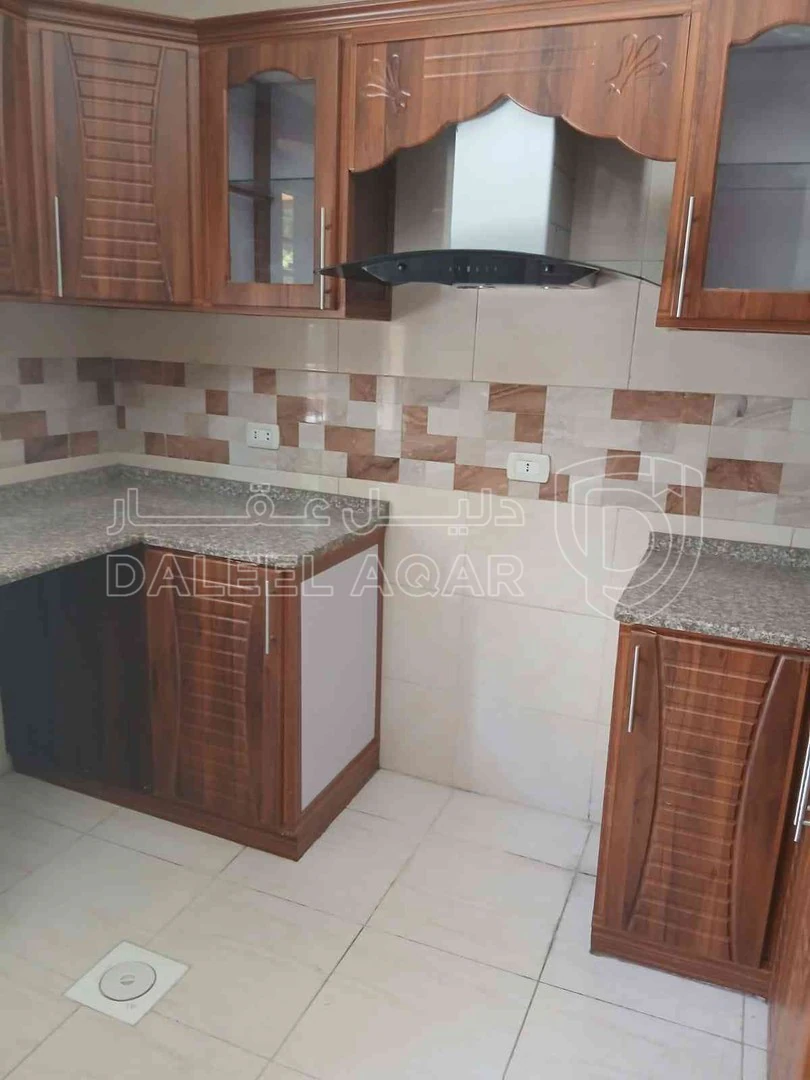 شقة في الجبيهة حي ام زويتينة طايق ارضي مع ساحة خارجية . مدخل مستقل( باب عالمطبخ و باب ع غرفة الضيوف و باب من مدخل العمارة )٣ غرف نوم واحدة ماستر غرفة ضيوف صالون مطبخ مفتوح على صالة ٦ متر خزانات(٤ تحت ٢ فوق ) - 70,000 دأ - صورة 1