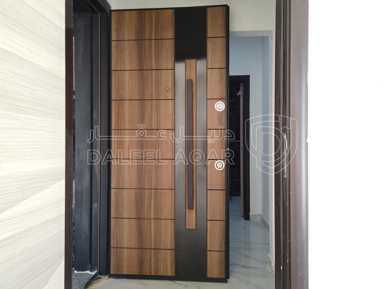 شقة في ‏ALHAKAM HOUSING كاش او أقساط من المالكمشروع مادبا حي الرشاد ((بالقرب من مسجد عيسى أبن مريم))( شقق طابقيه مساحة (174)📌لدينا فريق كامل مجهز في اي وقت للجولات الميدانية وتزويدكم في ادق التفاصيل للمشروع (المشروع جاهزة للتسليم) 🏘️🏘️🏙️ شركتنا مختصة باختيار المواقع الاستراتيجية وفي أرقى المناطق) ________🏘️ مواصفات الشقق بمواصفات ڤلل💯تشطيبات سوبر ديلوكس❇️ مساحة الشقه الاولى 174+220 مساحات خارجيه ❇️ مساحة الشقق (174)م وتتكون من : ✔️ 2 غرف نوم اطفال  ✔️ غرفة ماستر ✔️ 3حمامات ✔️ صالون مع بلكونه✔️ مطبخ مع بلكونه✔️ غرفة ضيوف مع بلكونه 📌مواصفـات الشقة :-🔹المنيوم مقطع خاص Spacer 16m زجاج Double Glaze عازل للحرارة والصوت .🔹اباجورات المنيوم كهرباء معزولة Foam .🔹 بورسلان إسباني نخب أول .🔹 أطقم حمامات معلقة Vetra .🔹 مغاسل كاونتر مع خزائن Laminate .🔹 بطاريات Roca إسباني .🔹 نظام Shower Jet مع قاطع سيكوريت واكسسوارات Stainless steel .🔹 أسقف جبسبمورد مع ديكورات مودرن مميزة لكامل الشقة .🔹انارة Spot light Linear light لكامل الشقة .🔹أبواب قشرة جوز دهان ايطالي .🔹باب رئيسي أمان متعدد الاقفال .🔹دهانات ديكورية للمداخل ودهانات Dulux لداخل الشقة .🔹انتركم  .🔹تمديدات انترنت لكل الغرف .🔹تأسيس كامل للمكيفات لكل الغرف ويشمل النحاس والكهرباء والتصريف .🔹نظام ستلايت مركزي📌مواصفات المشروع :-🔸واجهات وبروزات معمارية مميزة حجر رويشد نخب اول قياس 50 سم .🔸ديكورات للمداخل والادراج وواجهات المصاعد .🔸رخام ايطالي للمداخل والادراج والترسات .🔸مصعد ايطالي Stainless Steel .🔸عزل كامل مائي وحراري لجدران المبنى داخلي وخارجي .🔸موقف سيارة مستقل لكل شقة .🔸خزان ماء اضافي لكل شقة .🔸تشطيبات Super Deluxe .🔸اشراف هندسي كامل على كافة مراحل العمل من التأسيس وحتى التشطيب النهائي .✅ خدمة ضمان ما بعد البيع :-جميع الشقق منفذة باعلى المواصفات الفنية ومكفولة لمدة سنةكاملة 💯.للأستفسار :0777979428 - 75,000 دأ - صورة 1