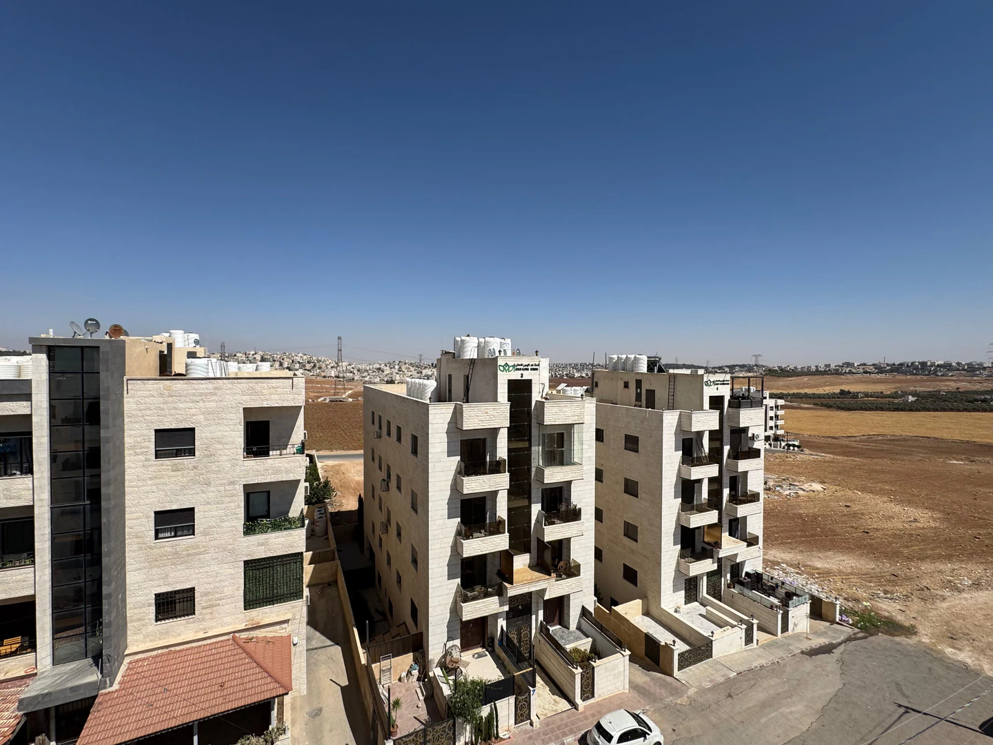 شقة في موقع مميز في منطقة قريبة من الأسواق وشارع المطار - 112,000 دأ - صورة 1