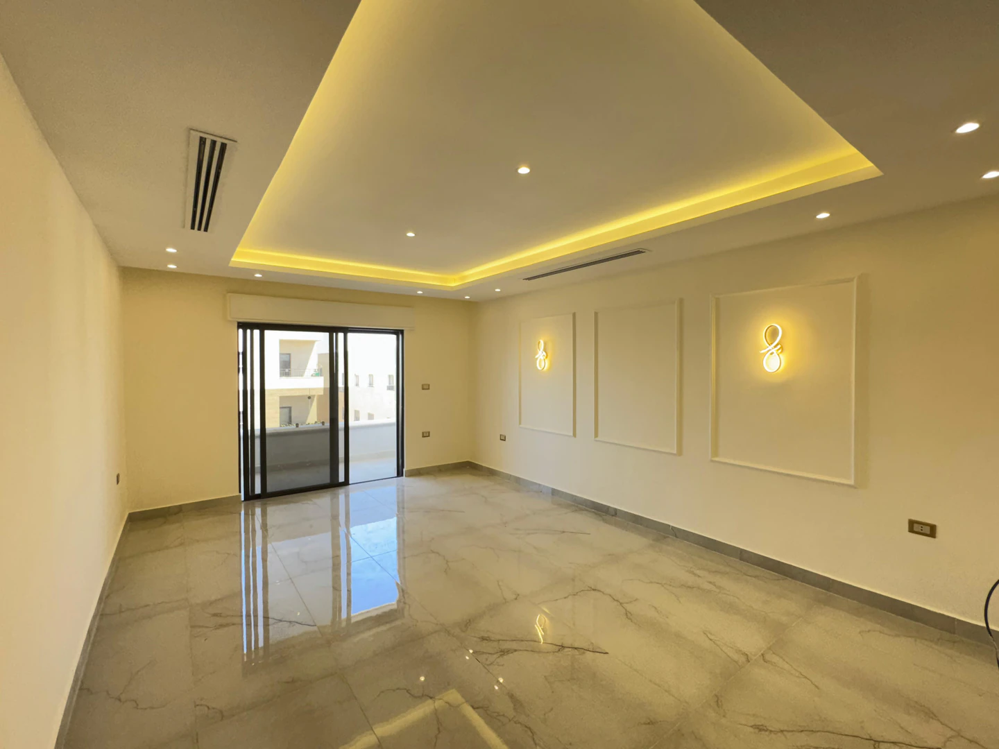 شقة في موقع مميز في منطقة قريبة من الأسواق وشارع المطار - 112,000 دأ - صورة 1