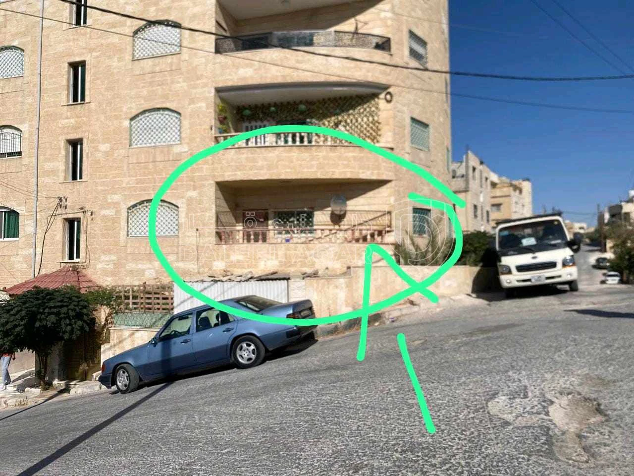 شقة في الزرقاء الزواهره حي القمر مقابل كلية قرطبه - 30,000 دأ - صورة 1
