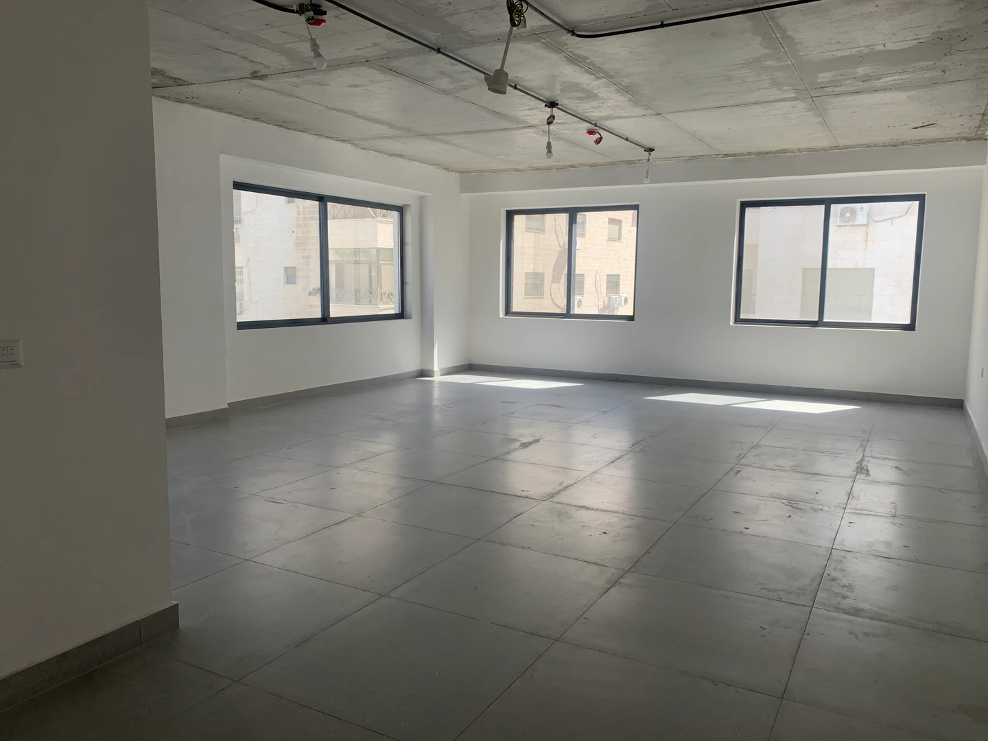 مكتب/تجاري في وادي صقرة، مقابل البنك العربي - 84,000 دأ - صورة 1