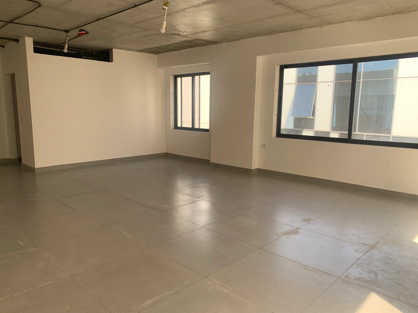 مكتب/تجاري في وادي صقرة، مقابل البنك العربي - 84,000 دأ - صورة 1