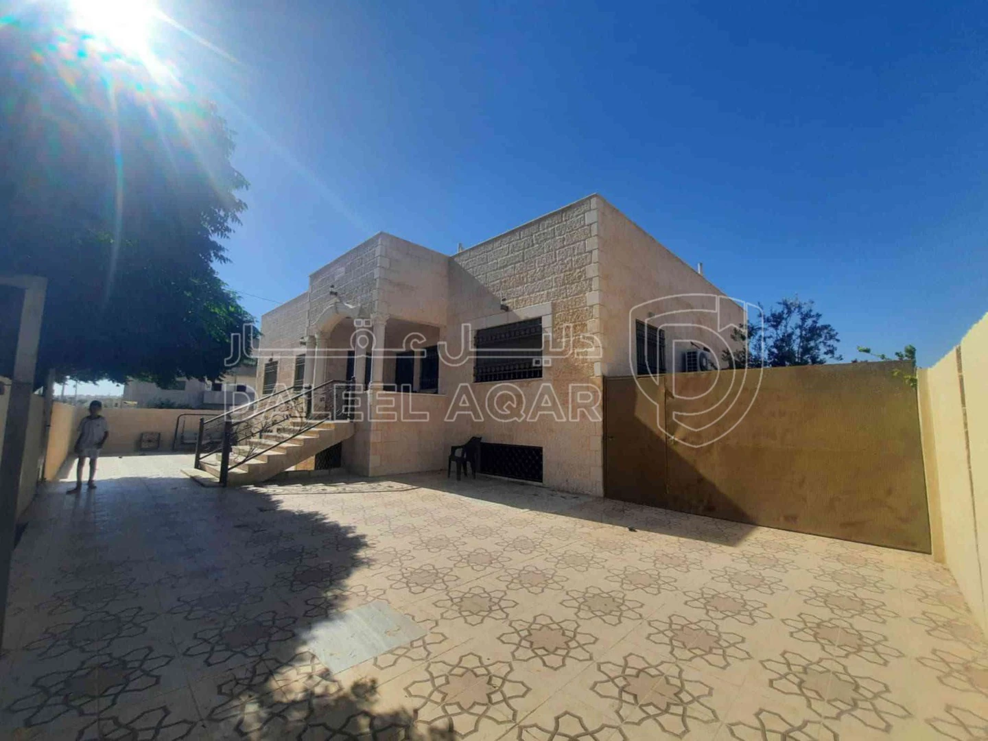 فيلا/منزل في مادبا الحي الشرقي بالقرب من شركة السجاد الألمانية - 100,000 دأ - صورة 1