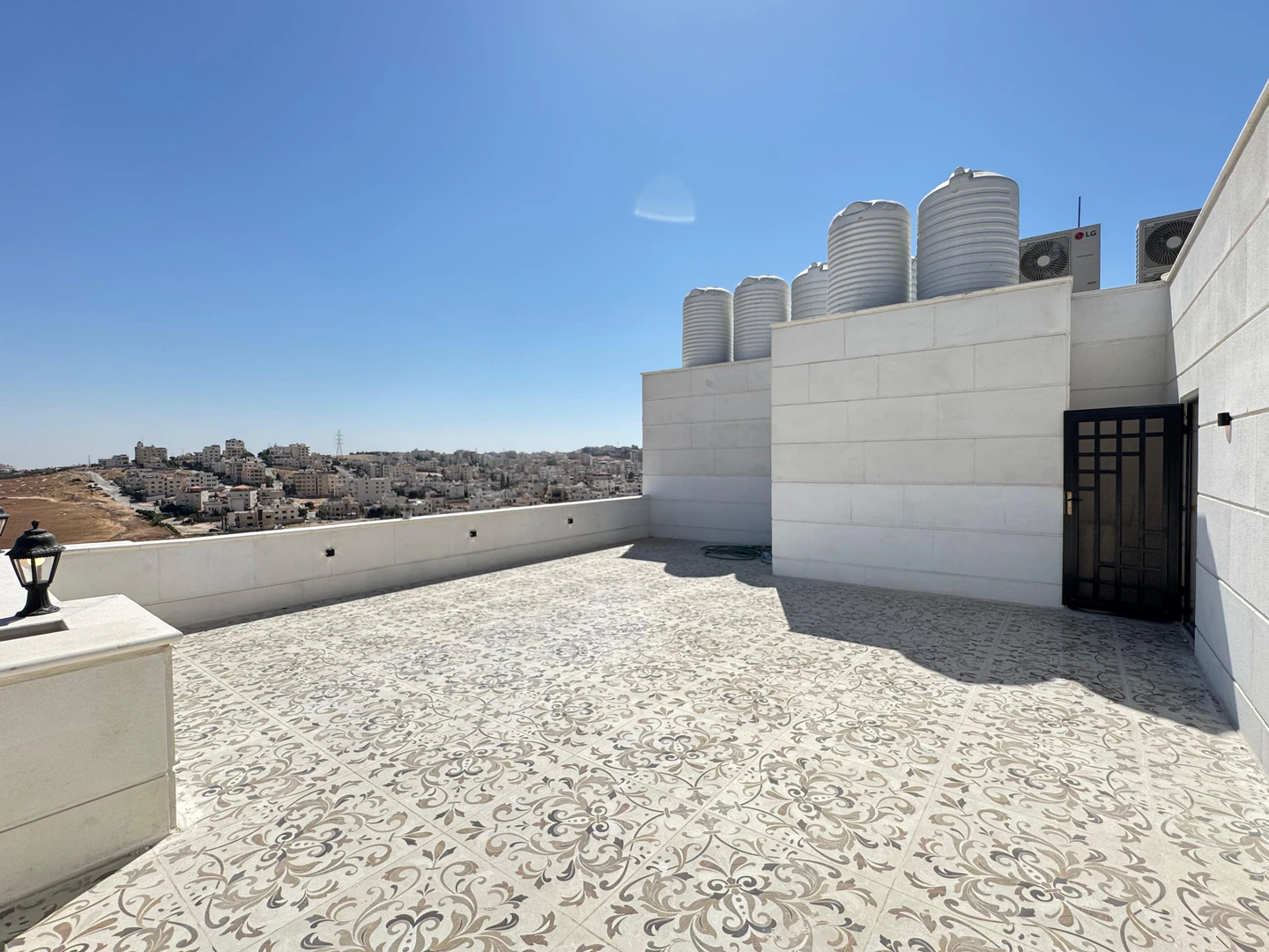 شقة في موقع مميز في منطقة قريبة من الأسواق وشارع المطار - 112,000 دأ - صورة 1