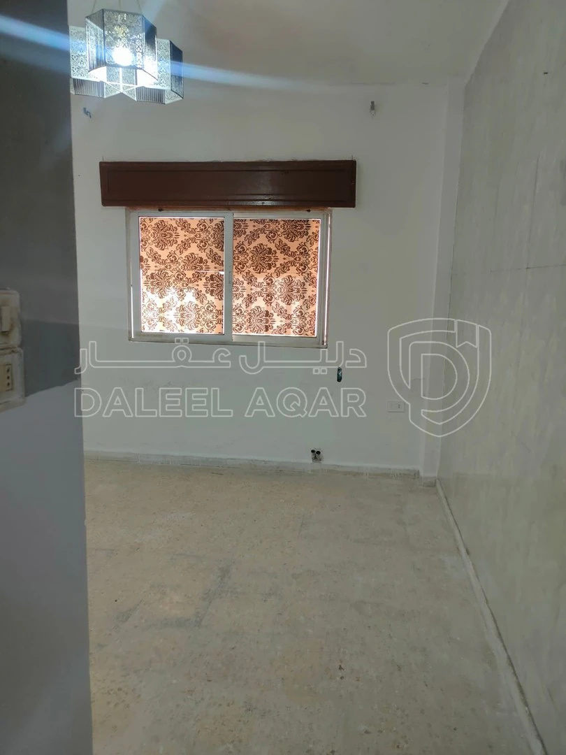 شقة في الحي الجنوبي. مقابل مطعم خان زيد. شارع الجامعه  - 18,000 دأ - صورة 1