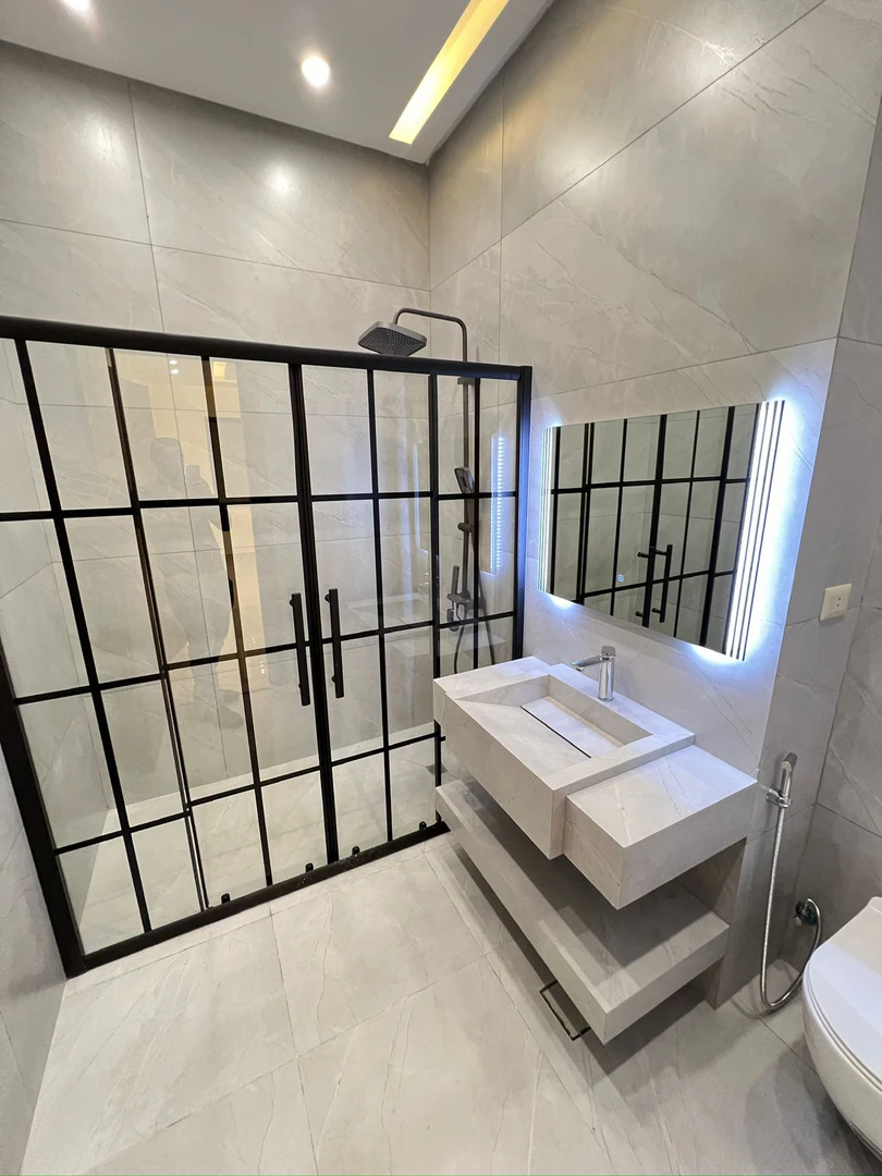 شقة في ابو علندا - إسكان الكهربا - قرب مسجد العتيبي - 90,000 دأ - صورة 1