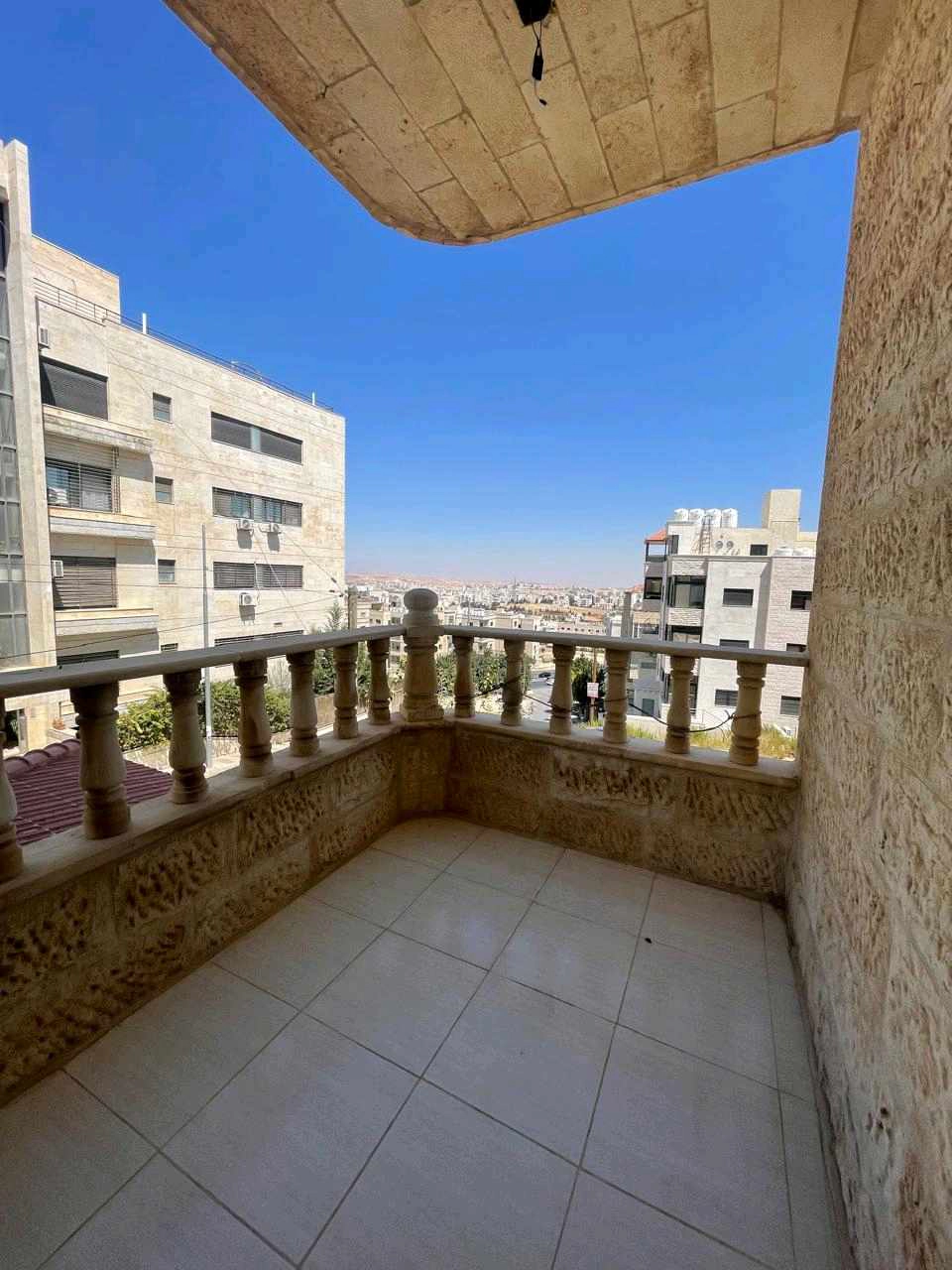شقة في شقة لقطة للبيع في الجبيهة قرب ضاحية الرشيد  - 72,000 دأ - صورة 1